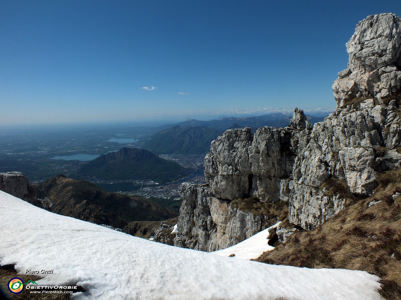 69 Vista in Monte Barro e Laghi di Annone e Pusiano.JPG